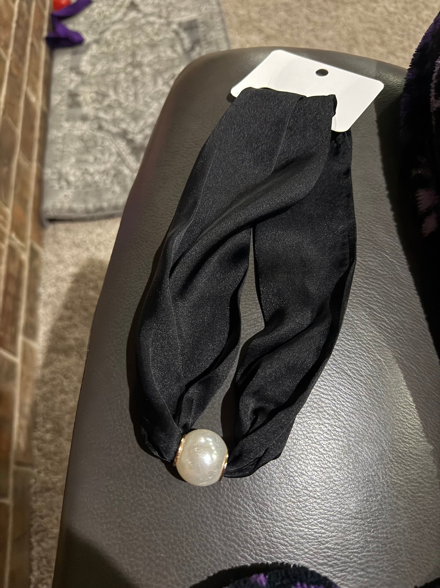 Magnetic Pearl Scarf Necklace (black)