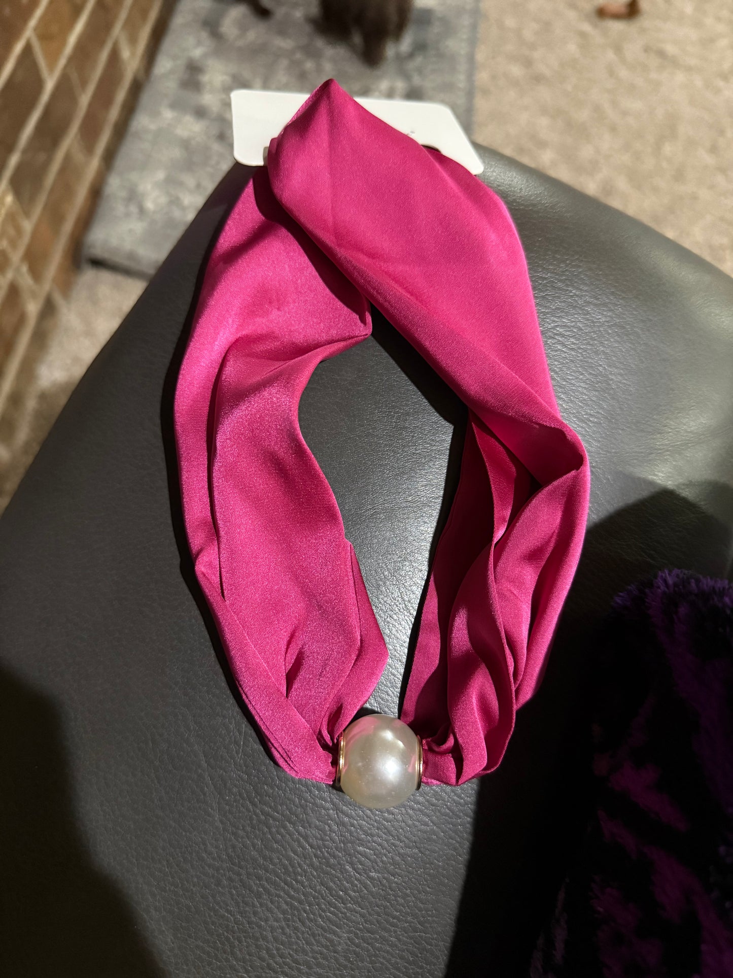 Magnetic Pearl Scarf Necklace (fuchsia)