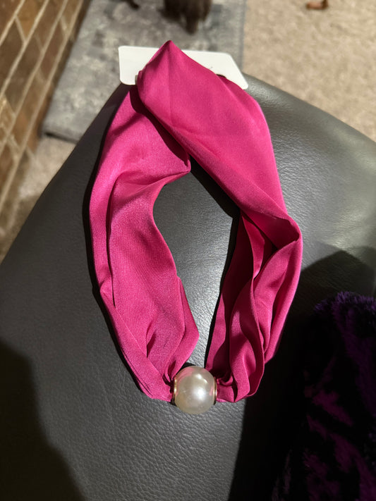 Magnetic Pearl Scarf Necklace (fuchsia)